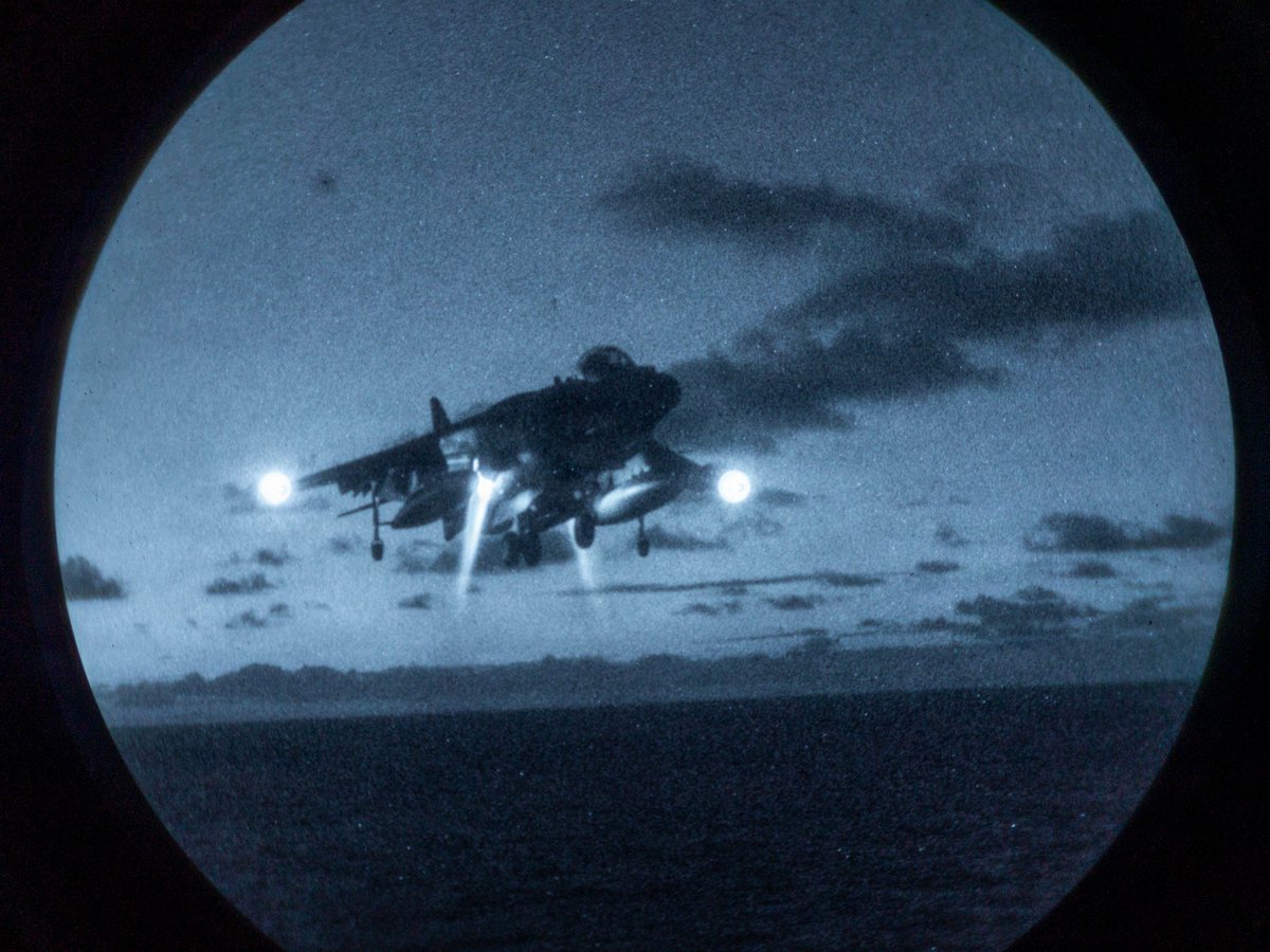 22nd_MEU's tweet image. 📍Caribbean Sea

#marines with VMM 263 (REIN), #22ndMEUSOC, conduct night flight operations while aboard the USS Iwo Jima (LHD 7) while underway in the Caribbean Sea, Nov. 4, 2025.

@USMC 📸

@Southcom @DeptofWar