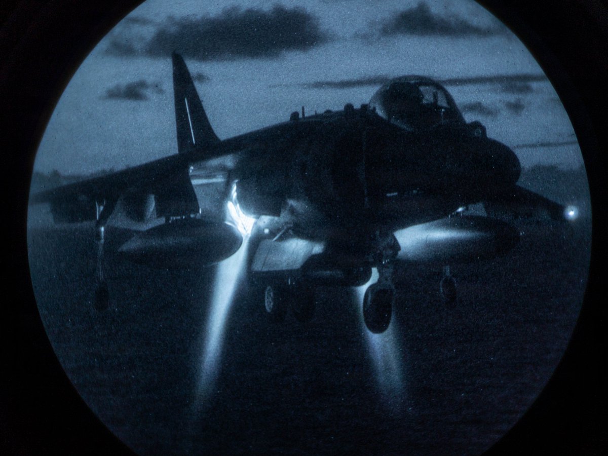 22nd_MEU's tweet image. 📍Caribbean Sea

#marines with VMM 263 (REIN), #22ndMEUSOC, conduct night flight operations while aboard the USS Iwo Jima (LHD 7) while underway in the Caribbean Sea, Nov. 4, 2025.

@USMC 📸

@Southcom @DeptofWar