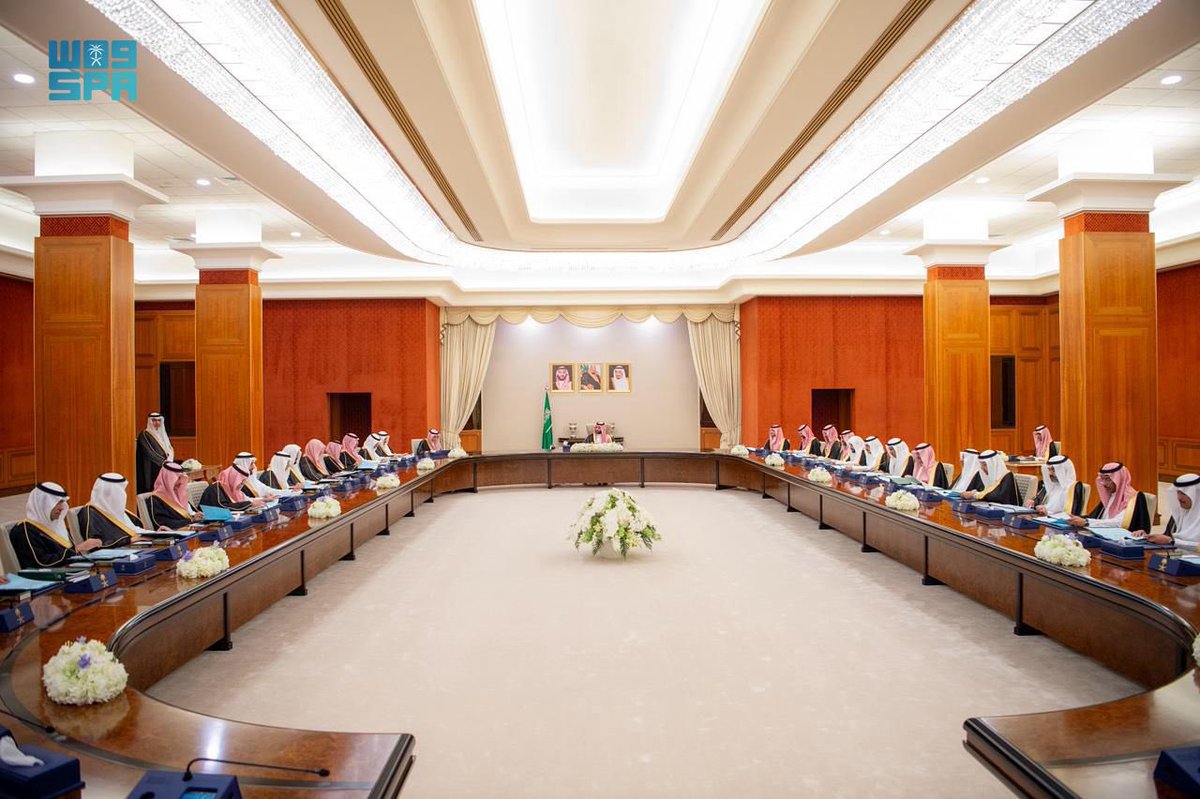 #مجلس_الوزراء يستعرض بنود الميزانية العامة للدولة للعام المالي 1447 / 1448هـ (2026م) ويُصدر قراره بشأنها متضمنًا ما يلي:
- تُعتمد النفقات العامة للدولة بمبلغ (1,312,800,000,000) ألف وثلاثمائة واثني عشر مليارًا وثمانمائة مليون ريال.
- تُقدّر الإيرادات العامة للدولة بمبلغ