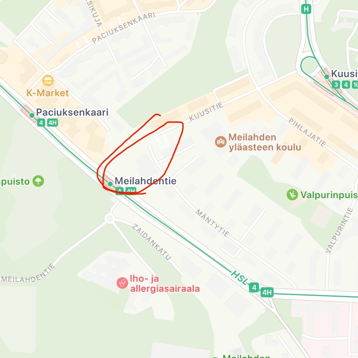 #Helsinki maailman toimivin kaupunki ehkä 8 kuukautta vuodesta. 

Ei talvikunnossapitoa kyltti ei riitä vaan kulkuesteet laitetaan portaiden eteen odottamaan liukkaita kelejä. 

Vauvasta vaariin, porukka kiipeää esteen yli parkour hengessä. 

Kiertotie yli 500 metriä.