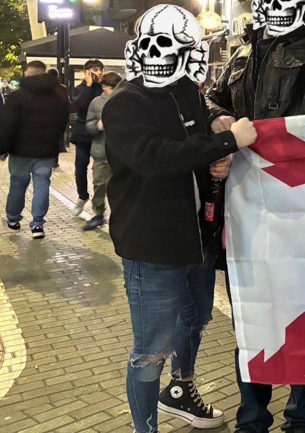 infarruco's tweet image. el combo pitillos rotos + converse + puntillas + nazi es una puta pasada