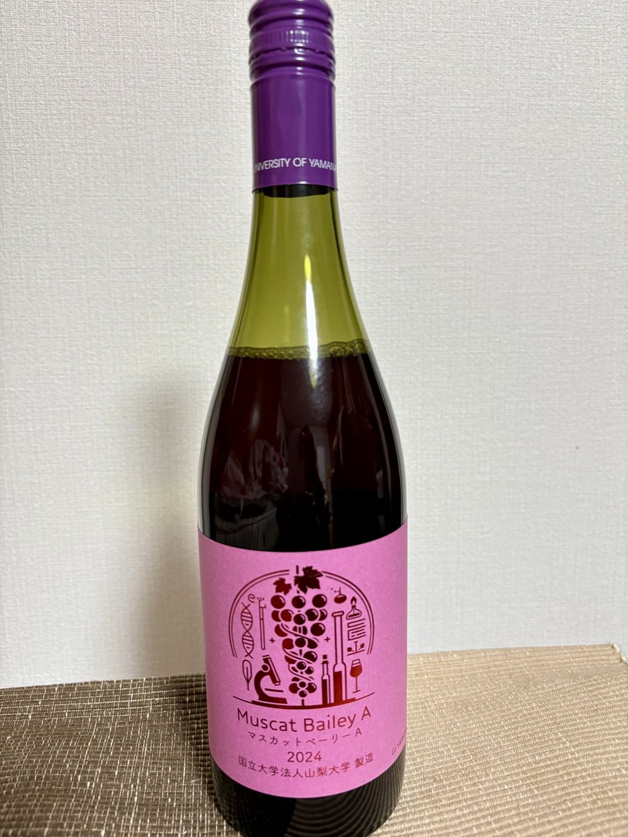 シン・山梨大学ワイン✨
マスカットベーリーAの特徴が
ダイレクトに伝わってきて
本当に美味しい！

ワイン科学特別コースの学生さんが
ブドウの栽培からラベリングまで
全て携わった
シン・山梨大学プロジェクト

週末特別試飲あり！
イオンモール甲府昭和へぜひ‼︎

#キックスybs
#高松陽子さん
