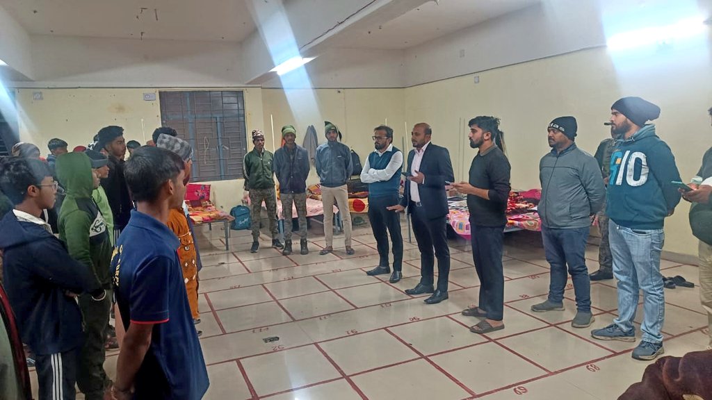 dckoderma's tweet image. आगामी माध्यमिक एवं इंटरमीडिएट परीक्षा में कोडरमा जिला के छात्र-छात्राओं के प्रदर्शन को और बेहतर करने के उद्देश्य से जिला प्रशासन, कोडरमा द्वारा आज से अगले 45 दिनों की आवासीय शिक्षा की शुरुआत की गई है।
इसी क्रम में आज देर शाम हॉस्टल का निरीक्षण कर सभी बच्चों से आज की पढ़ाई का…