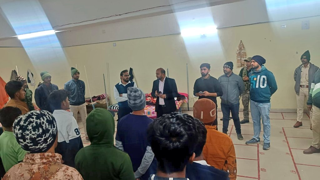 dckoderma's tweet image. आगामी माध्यमिक एवं इंटरमीडिएट परीक्षा में कोडरमा जिला के छात्र-छात्राओं के प्रदर्शन को और बेहतर करने के उद्देश्य से जिला प्रशासन, कोडरमा द्वारा आज से अगले 45 दिनों की आवासीय शिक्षा की शुरुआत की गई है।
इसी क्रम में आज देर शाम हॉस्टल का निरीक्षण कर सभी बच्चों से आज की पढ़ाई का…