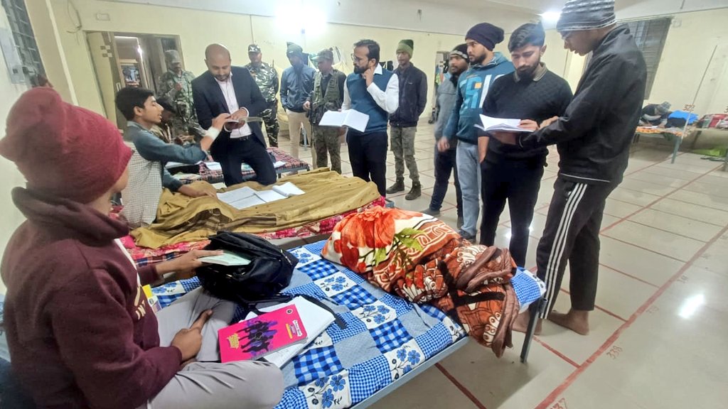 dckoderma's tweet image. आगामी माध्यमिक एवं इंटरमीडिएट परीक्षा में कोडरमा जिला के छात्र-छात्राओं के प्रदर्शन को और बेहतर करने के उद्देश्य से जिला प्रशासन, कोडरमा द्वारा आज से अगले 45 दिनों की आवासीय शिक्षा की शुरुआत की गई है।
इसी क्रम में आज देर शाम हॉस्टल का निरीक्षण कर सभी बच्चों से आज की पढ़ाई का…