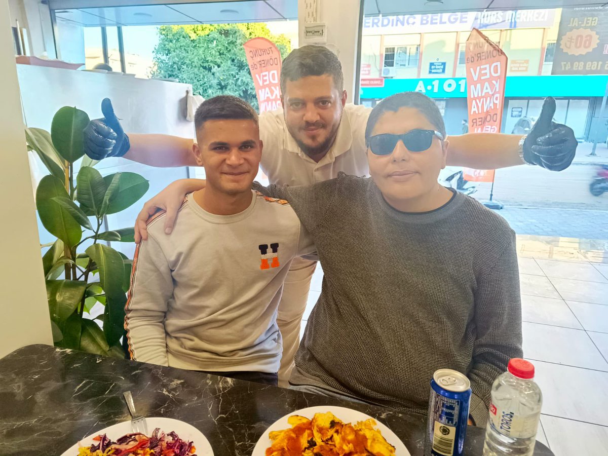 Değerli kardeşim Samet Bilmez’i , babasına ait olan Turunç Döner’de ziyaret ettim. Ustasının yaptığı tavuk İskender’i çok beğendim.