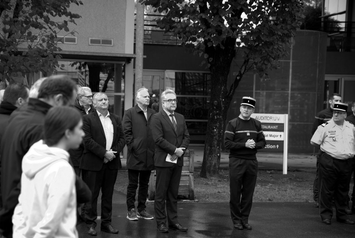 #Hommage | Aujourd’hui, sous la présidence de Stéphanie Monteuil, secrétaire  générale de la préfecture, s’est tenue une cérémonie durant laquelle les  agents ont observé une minute de silence en hommage à Mathieu Cornu,  jeune sapeur-pompier volontaire décédé le 24 novembre sur
