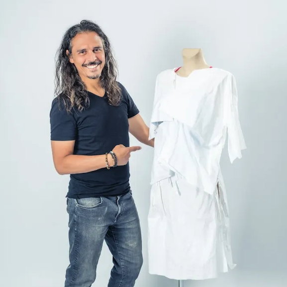 LMPositif's tweet photo. 🇫🇷 Une blouse pour préserver l'intimité des femmes lors d'examens gynécologiques a été conçue par un ingénieur troyen. La blouse MiarO, composée de « volets » modulables, permet au praticien de réaliser tous les gestes nécessaires sans jamais dénuder complètement la patiente.👏(Le Parisien)

📸 Rodolphe Créssonier