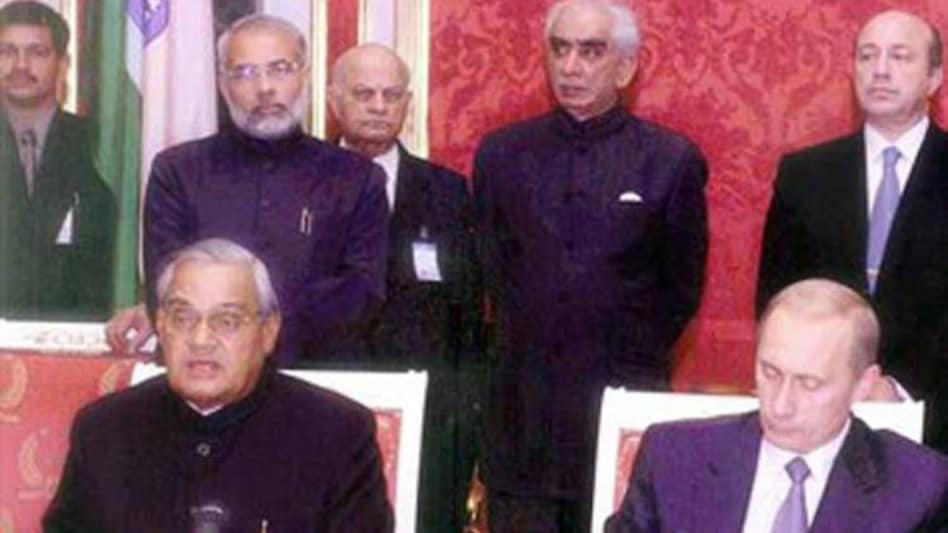 ये फोटो मोदी जी की 2001 है  जब मोदी जी गुजरात के नए नए मुख्यमंत्री मंत्री बने थे
चलो चमचों रोना दोना शुरू कर दो 😝😝