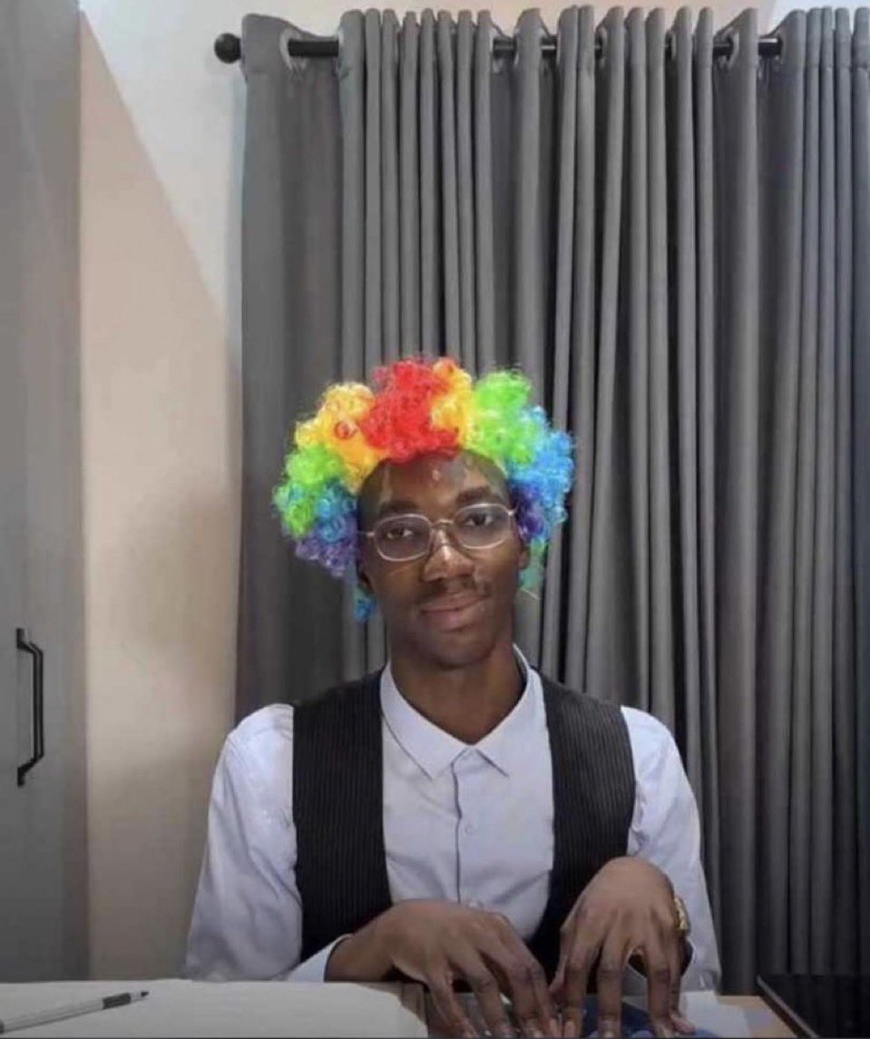 RONALDO FANS:
“Kroos is better than Xavi
Ronaldo is better than Messi
Modric is better than Iniesta
Benzema is better than Suarez
Casemiro is better than Busquets”

MESSI FANS:
“Okay…. so who had better teammates, Messi or Ronaldo?”

RONALDO FANS:
“…Messi” 😭😭