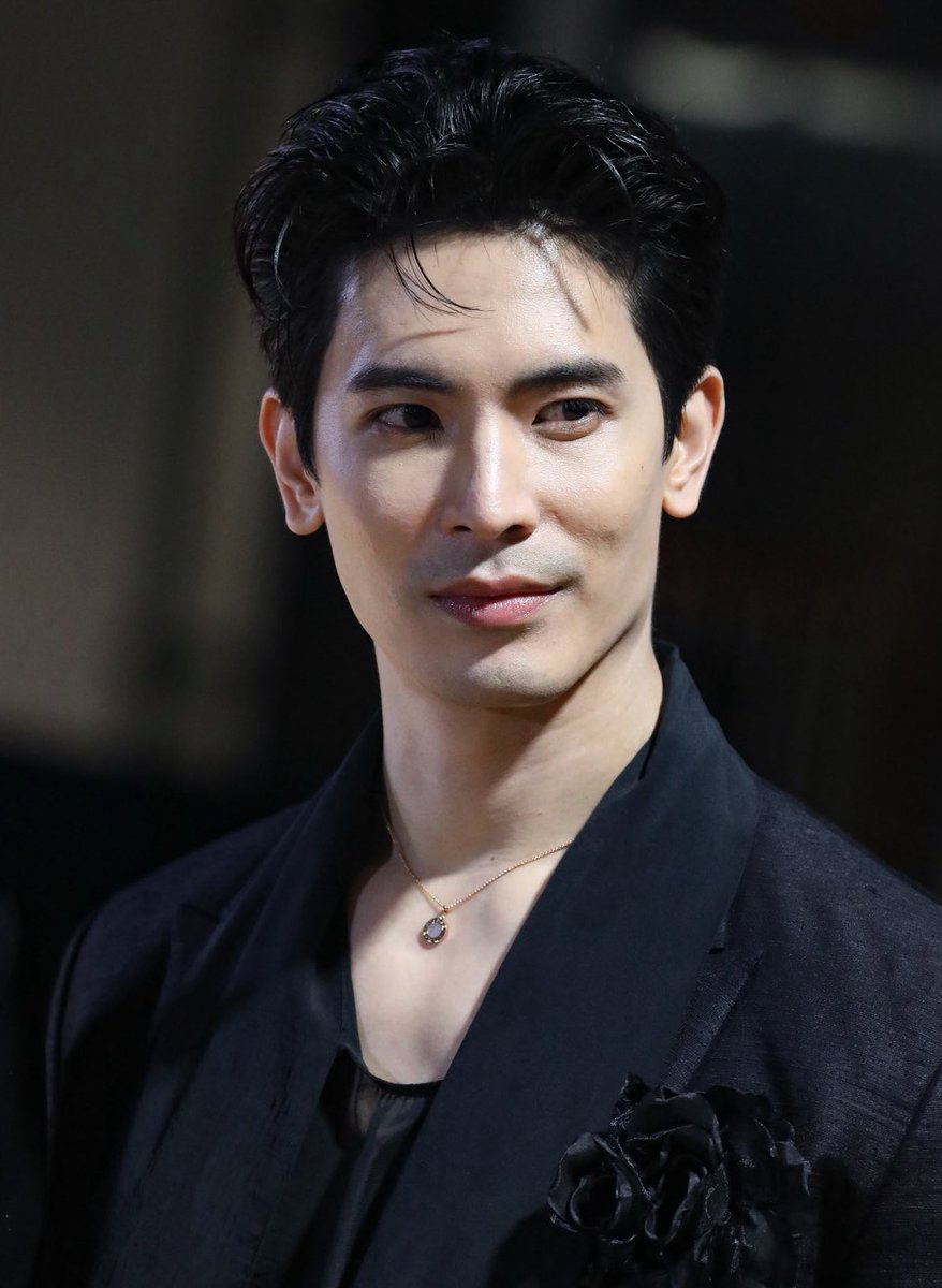 patxxblyb's tweet image. รัชทายาทสกุลเซวียนอู่ฝั่งเหนือ ถูกทหารเอกคนของจูเชว่ฝั่งใต้จับตัวไป ชาวบ้านลือกันว่าเป็นการเรียกค่าไถ่ พากันชุมนุมเร่งฝั่งเซวียนอู่ให้ยอมแล้วไถ่ตัวรัชทายาทกลับทางเหนือให้เร็วที่สุด เพราะพลังหยินถูกรบกวน เกรงว่าบ้านเมืองจะไม่สงบสุข