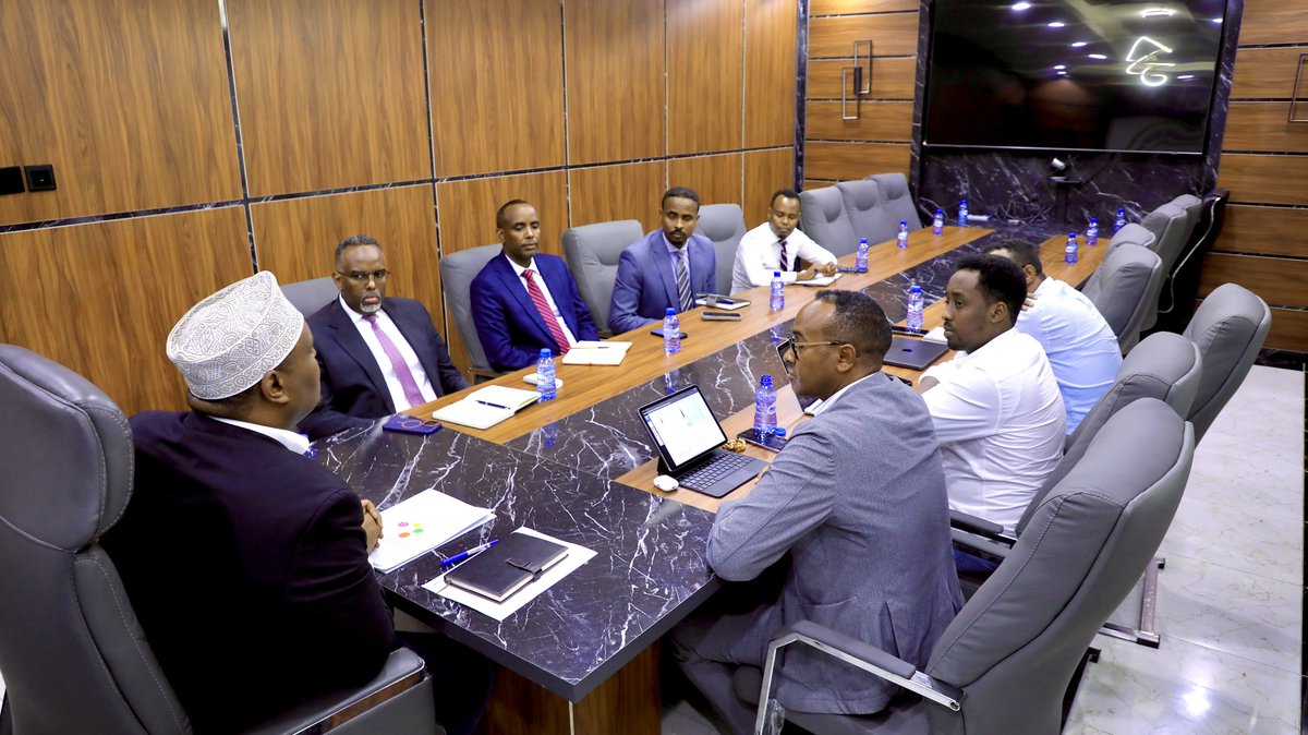 MoPIED_Somalia's tweet photo. The @MoPIED_Somalia today led a high-level meeting to accelerate coordinated drought response efforts. Minister @HonBeenebeene and @SoDMA_Somalia commissioner, Mr @MahamuudMoallim outlined urgent measures to support drought-affected communities. https://t.co/BNstF4im5S