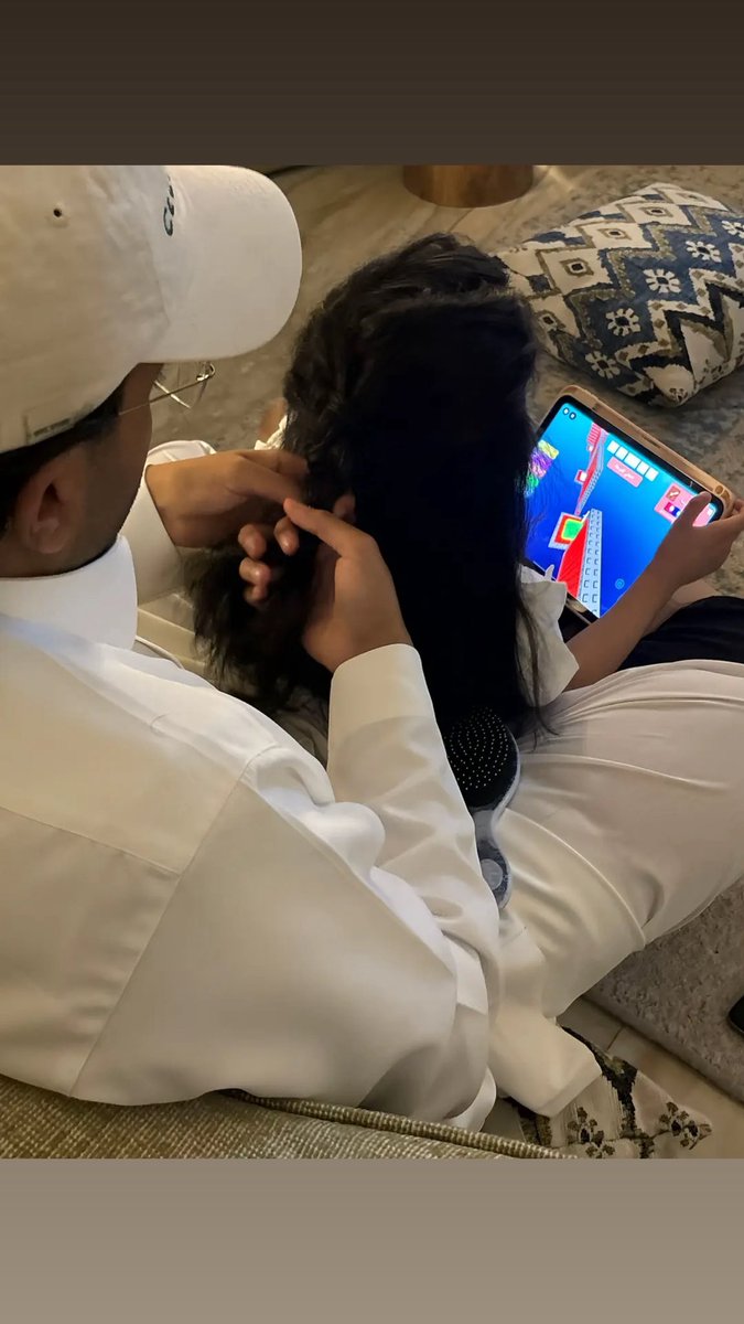 "مازال قلبُ أبي بالعطفِ يغمُرُني
كأنهُ البحرُ والباقون أنهارُ"🤍