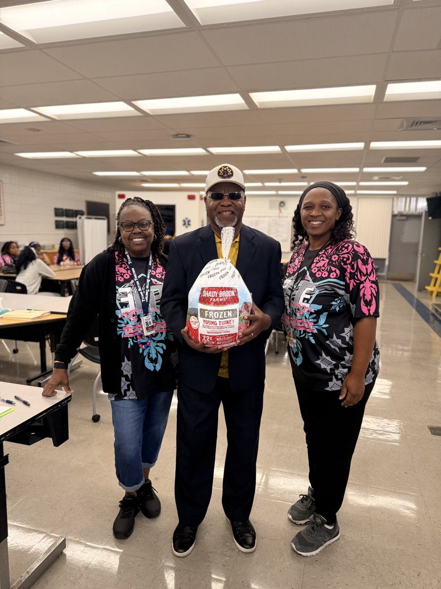 myTBThs's tweet image. TBT Gives Back! 🦃❤️ Thank you to everyone who contributed to our 2025 Thanksgiving Basket Giveaway. Your generosity brought nourishment and joy to families in need. Grateful for our alumni, community, faculty, &amp;amp; staff for making a real impact! #TampaBayTech #TitanPride #HCPS