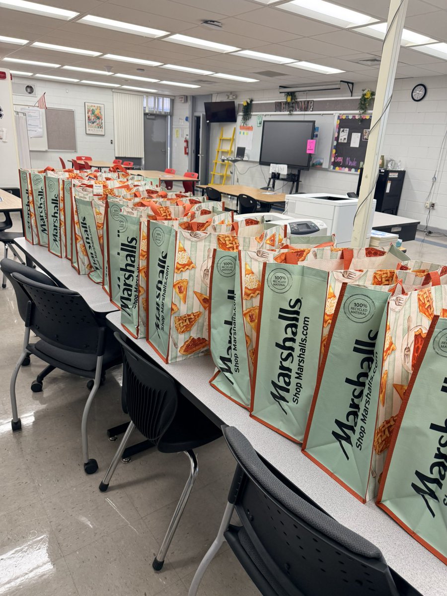 myTBThs's tweet image. TBT Gives Back! 🦃❤️ Thank you to everyone who contributed to our 2025 Thanksgiving Basket Giveaway. Your generosity brought nourishment and joy to families in need. Grateful for our alumni, community, faculty, &amp;amp; staff for making a real impact! #TampaBayTech #TitanPride #HCPS