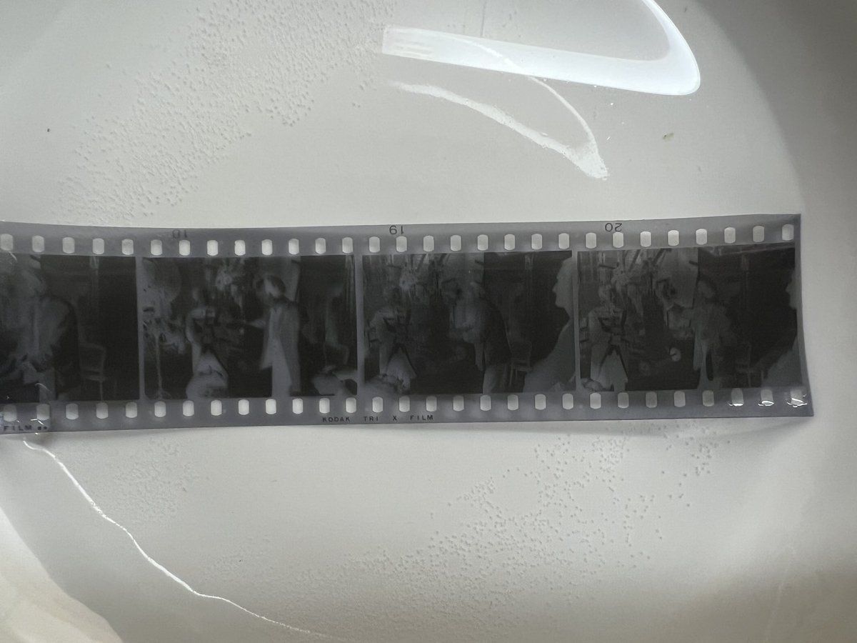 Om ni undrar så sköljer jag originalnegativen jag nyligen upptäckt. De föreställer Ingmar Bergman. Mycket spännande att se om jag lyckas rädda bilderna som är svårt fuktskadade.

#IngmarBergman