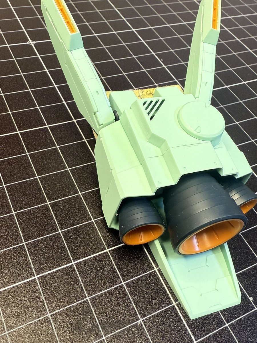 YouTube_hobb's tweet image. 今日はバックパックの両側パーツのヤスリがけしました。角張ってるパーツなのでエッジが綺麗に出ますね！
次はバーニア！