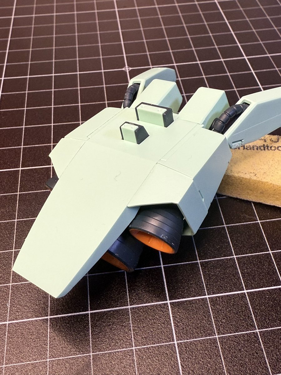 YouTube_hobb's tweet image. 今日はバックパックの両側パーツのヤスリがけしました。角張ってるパーツなのでエッジが綺麗に出ますね！
次はバーニア！