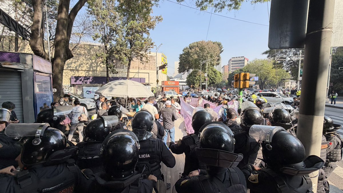 Retiran a empujones a los trabajadores del <a href="/inveacdmx/">INVEACDMX</a> que cerraban la avenida de los insurgentes sur en la colonia Nochebuena <a href="/BJAlcaldia/">Alcaldía de Benito Juárez</a>