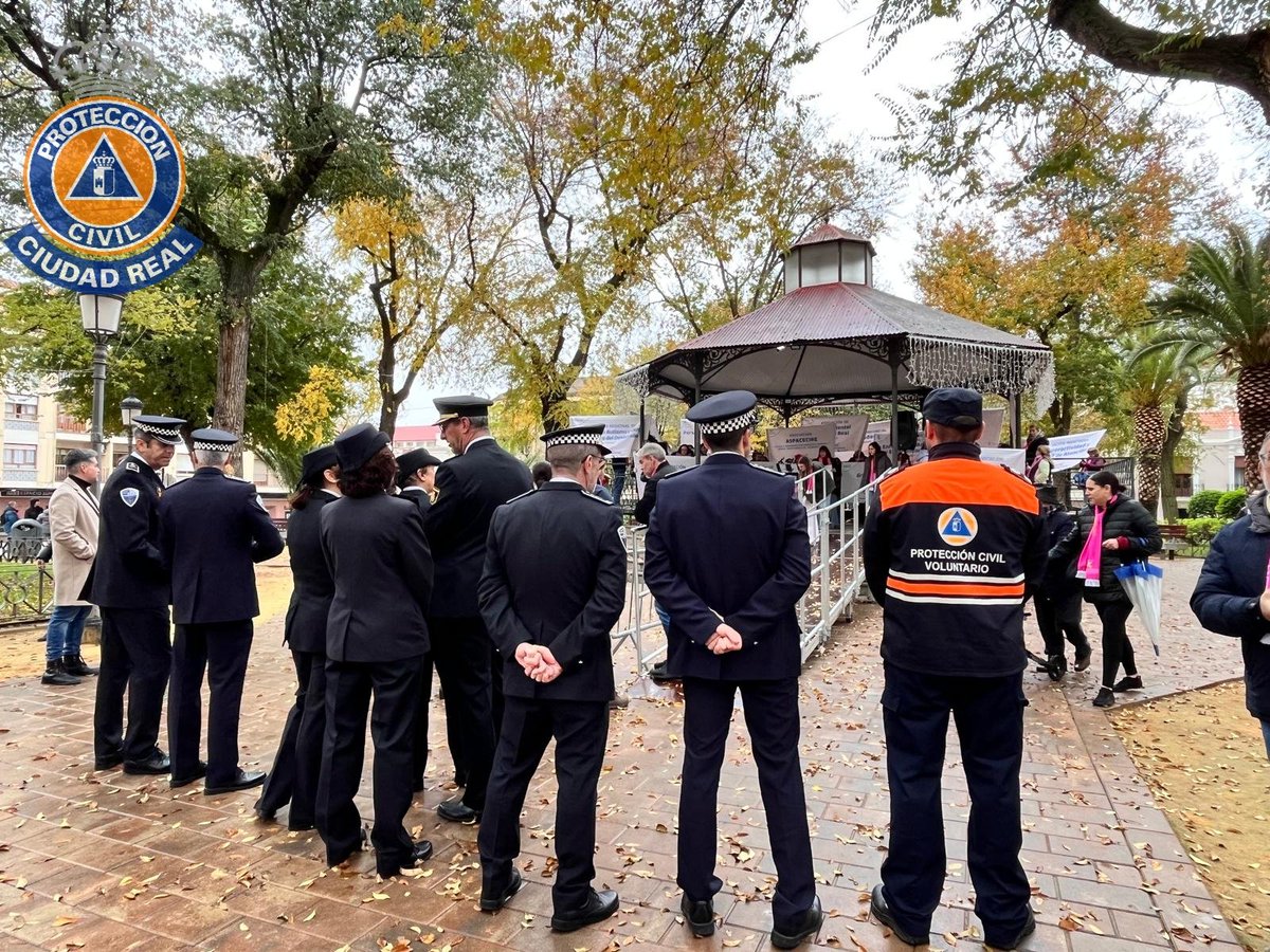 El Patronato Municipal de Personas con Discapacidad entrega un reconocimiento a Protección Civil, Policía Local y al Cuerpo Nacional de Policía por sus labores durante el apagón del día 28/04/2025.
#EstamosPorTi
#CiudadRealSegura
#SiempreDisponibles