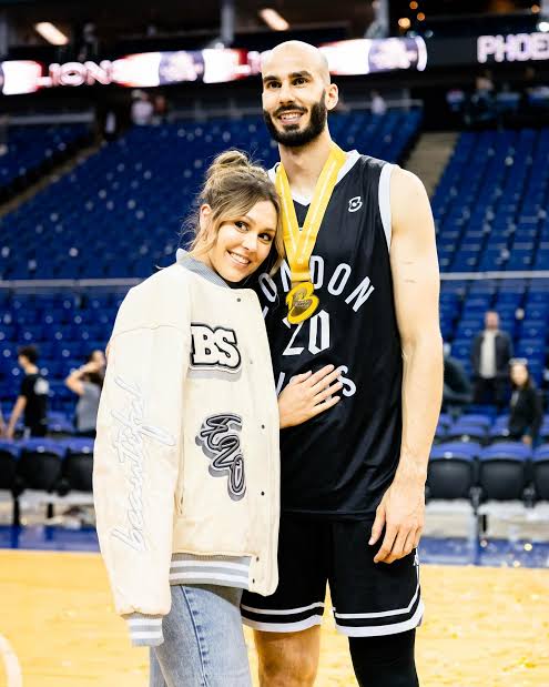 casteobession's tweet photo. Name - Josh Sharma
Caste - Brahmin
Religion - Hinduism
Height - 2.13 m (6 Feet 11 Inch) 
Profession - Basketball Player 🏀
Achievement - Member of London Lions.
He is born into Brahmin family.  Josh Sharma, a British professional basketball player. https://t.co/WpH21inrLQ