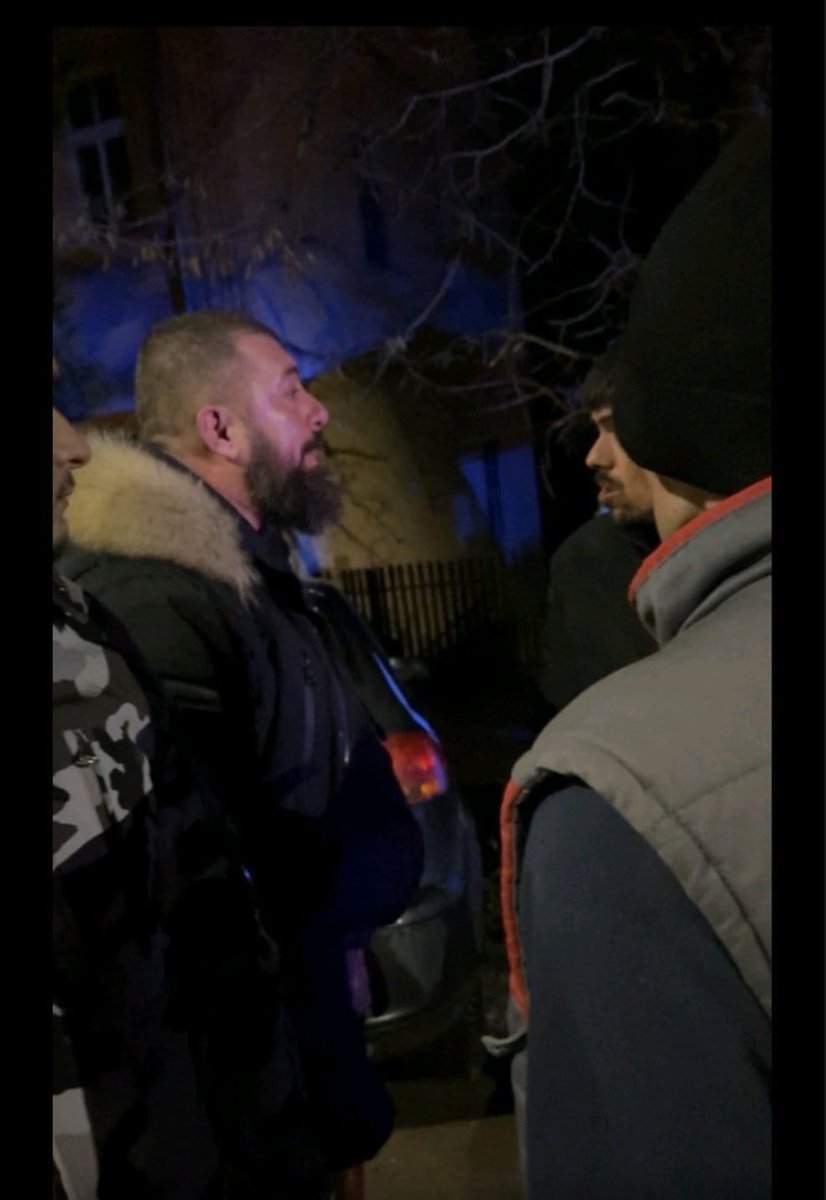 saranoviceva's tweet image. 📍 Potrebno prepoznavanje nedelja i izbori u Mionici
Ova dva bilmeza sa slike  su šamarali dva kontrolora od kojih jedan od njih nema šaku .
Nisu iz Mionice zato šalji dalje