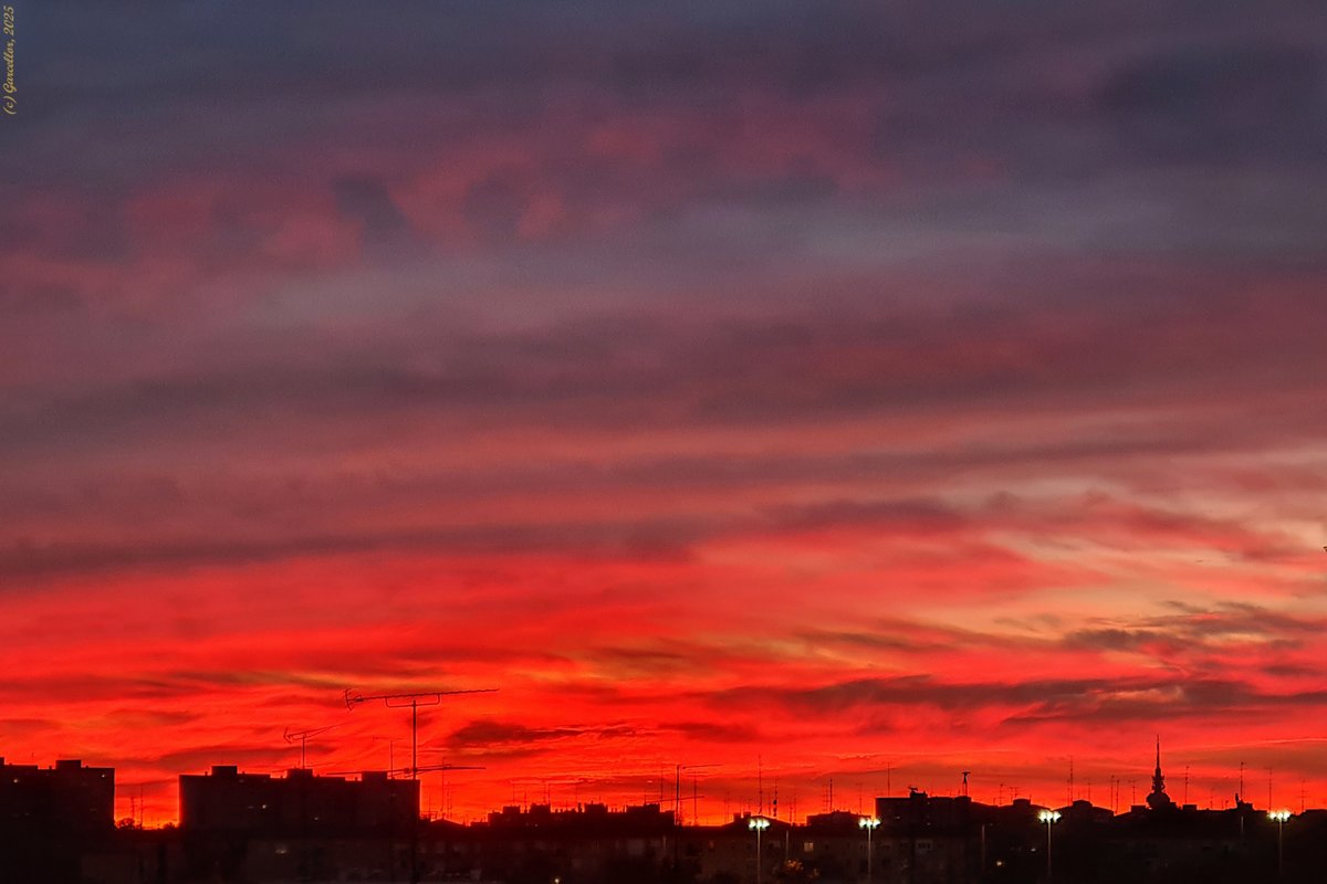 Puesta de sol del primer día de diciembre de 2025 sobre Madrid.

#garcellor #atardeceres #fotosconmovil #nubes #horadorada