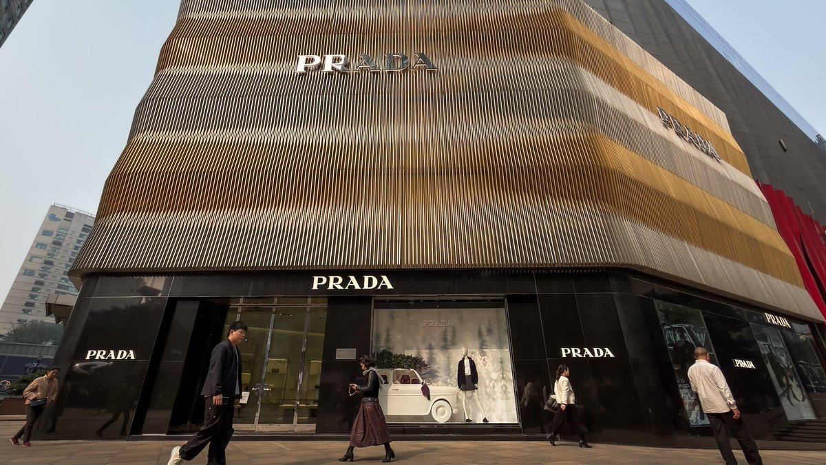 ComplexStyle's tweet image. Prada finalizes $1.4B Versace acquisition, uniting Milan-based luxury houses. Read more: complex.com/style/a/comple…