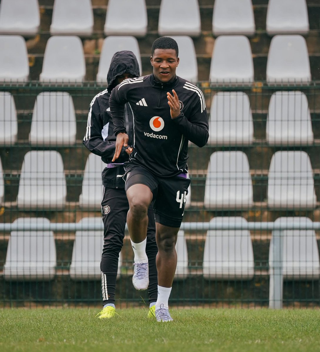 𝗖𝗢𝗡𝗙𝗜𝗥𝗠𝗘𝗗‼️

Mbekezeli Mbokazi is available for the #CarlingKO Final on Saturday [Pirates v Marumo].

"Mbokazi will remain with Orlando Pirates until the final official fixture of 2025," <a href="/orlandopirates/">Orlando Pirates</a>.

#OnceAlways