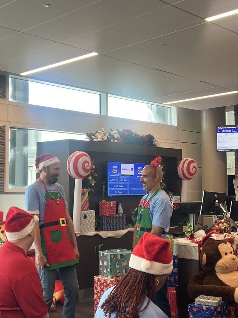 br00kew's tweet photo. Best thing I’ve seen at the FLL airport ever. @united https://t.co/B7ioqrfKSF