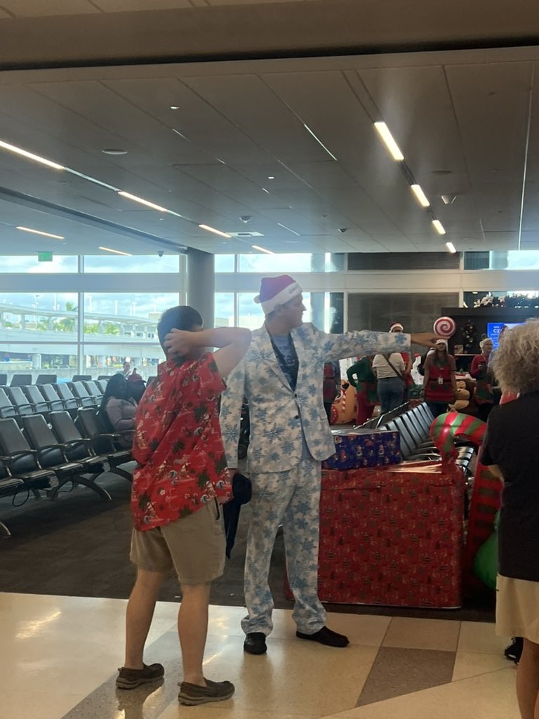 br00kew's tweet photo. Best thing I’ve seen at the FLL airport ever. @united https://t.co/B7ioqrfKSF