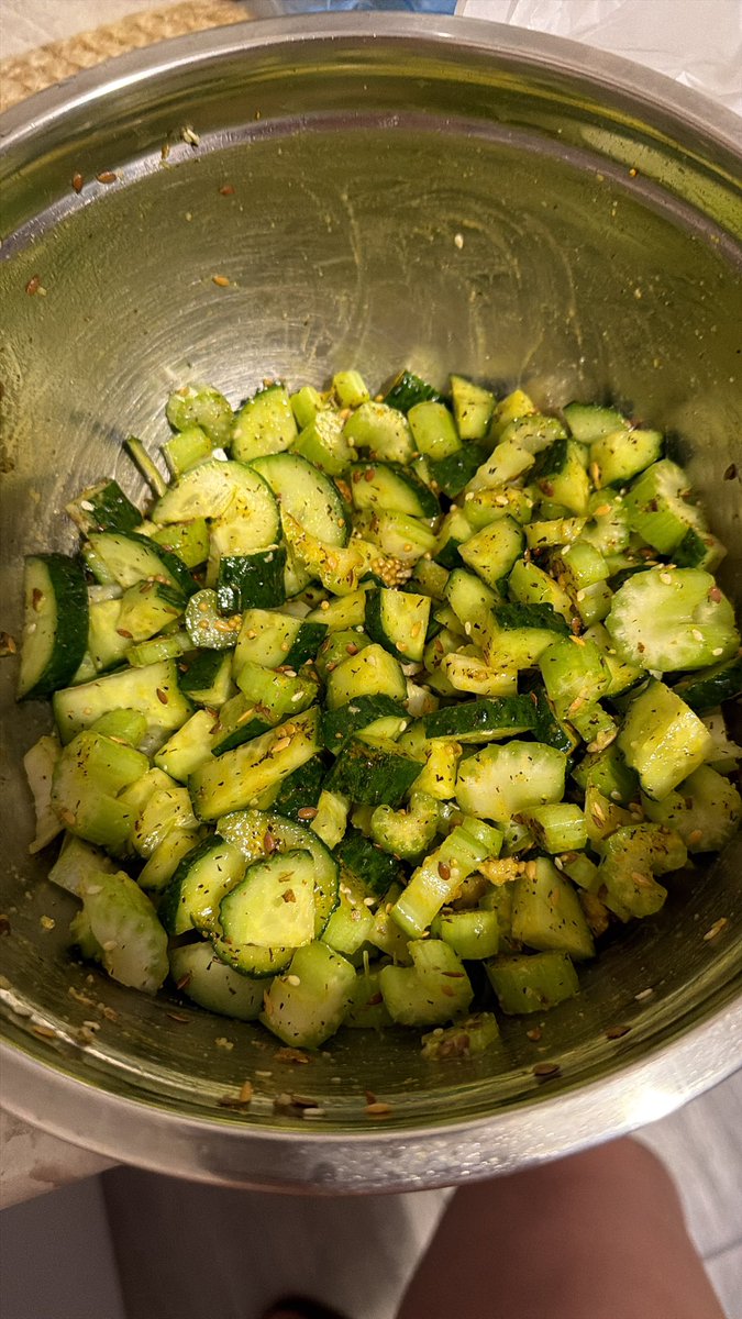 У меня тут дни рабочие, без новостей. Стабильно зал, туман, чвакающие лужи, подготовки к корпоративам, фотосессиям, Новому году.
Я кстати уже постирала все дома шторы, и уже начала закупаться. 30-31 буду только дома, выйду за колбасой и фруктами. Никаких масштабных закупок ♥️