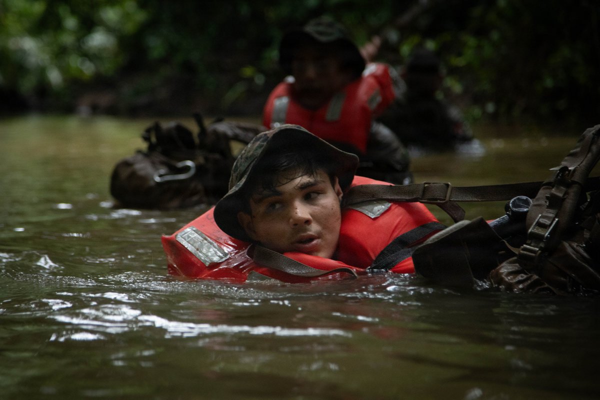 MARFORSOUTH's tweet image. Marines train with Panamanian security forces during the Combined Jungle Operations Training Course at Base Aeronaval Cristóbal Colón, Panama, Dec. 1, strengthening regional readiness and cooperation. #USMC #SOUTHCOM #Panama #JungleTraining #Marines