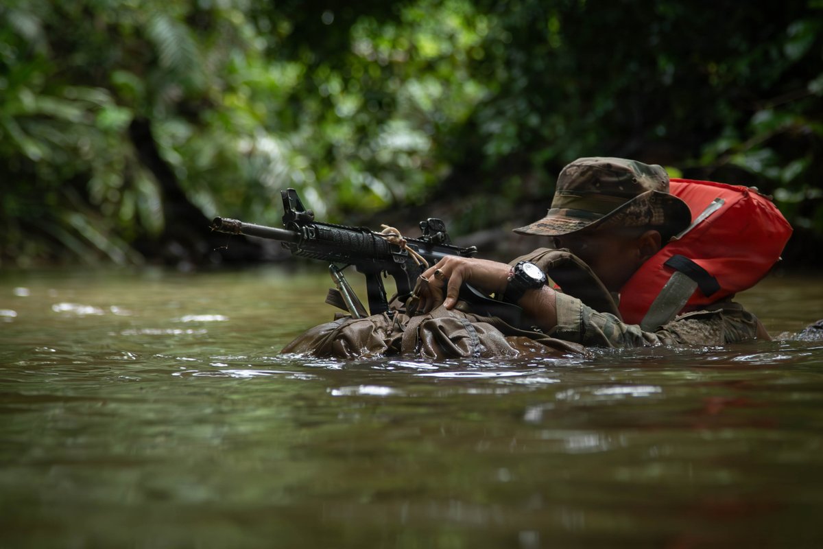 MARFORSOUTH's tweet image. Marines train with Panamanian security forces during the Combined Jungle Operations Training Course at Base Aeronaval Cristóbal Colón, Panama, Dec. 1, strengthening regional readiness and cooperation. #USMC #SOUTHCOM #Panama #JungleTraining #Marines