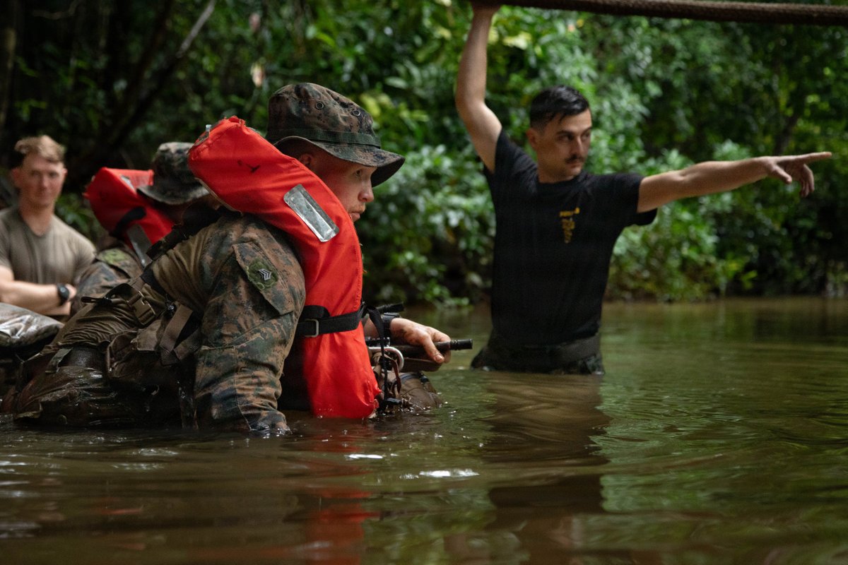MARFORSOUTH's tweet image. Marines train with Panamanian security forces during the Combined Jungle Operations Training Course at Base Aeronaval Cristóbal Colón, Panama, Dec. 1, strengthening regional readiness and cooperation. #USMC #SOUTHCOM #Panama #JungleTraining #Marines