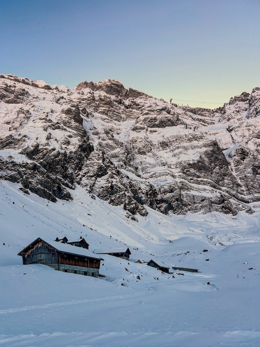 bergwelt_me's tweet image. Heute Morgen auf der Alp Siebenhütten unter der imposanten Nordwand des Säntis. Kalt wars, aber schön.🏔️❄️😍

#Bergwelt #Schweiz #Alpstein #Winter #Wintermorgen