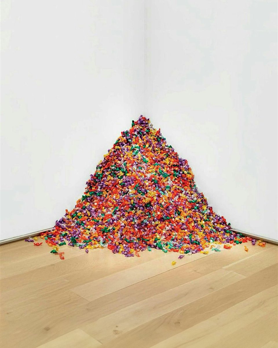 alexisolinart's tweet image. Context plays an important role in contemporary art 🍬

Today @tinoch shared photos of Félix Gonzalez-Torres’s work and it sent me back to 2013, when I first saw his candy piece next to Damien Hirst and Ai Weiwei.

Here’s why that “pile of candy” hits so hard.

Thread 1/7 🧵👇