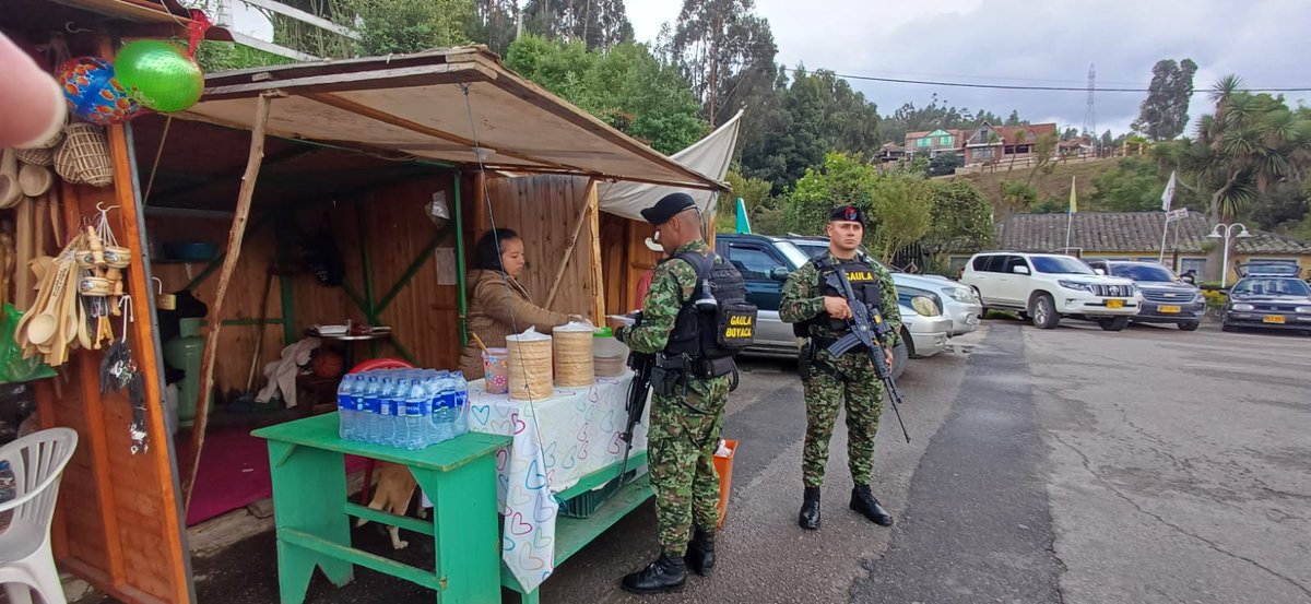 Ejercito_Div5's tweet photo. En el histórico Pantano de Vargas, el Gaula Militar Boyacá adelantó una jornada de difusión, entregando información clave para prevenir la extorsión y el secuestro.

Recordamos a todos que la #Línea147 está disponible las 24 horas para recibir denuncias y brindar apoyo oportuno. 

La seguridad la construimos entre todos.

#YoNoPagoYoDenuncio
#PrimeraBrigada