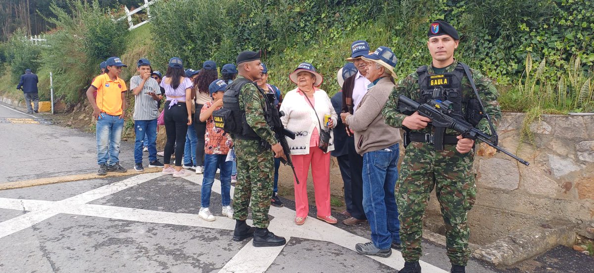 Ejercito_Div5's tweet photo. En el histórico Pantano de Vargas, el Gaula Militar Boyacá adelantó una jornada de difusión, entregando información clave para prevenir la extorsión y el secuestro.

Recordamos a todos que la #Línea147 está disponible las 24 horas para recibir denuncias y brindar apoyo oportuno. 

La seguridad la construimos entre todos.

#YoNoPagoYoDenuncio
#PrimeraBrigada