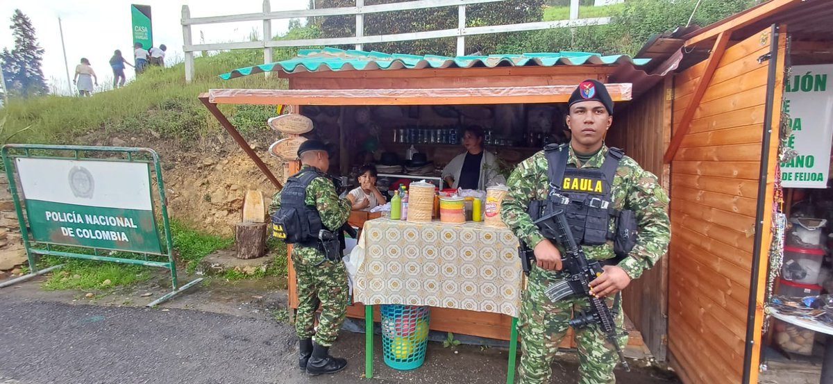 Ejercito_Div5's tweet photo. En el histórico Pantano de Vargas, el Gaula Militar Boyacá adelantó una jornada de difusión, entregando información clave para prevenir la extorsión y el secuestro.

Recordamos a todos que la #Línea147 está disponible las 24 horas para recibir denuncias y brindar apoyo oportuno. 

La seguridad la construimos entre todos.

#YoNoPagoYoDenuncio
#PrimeraBrigada