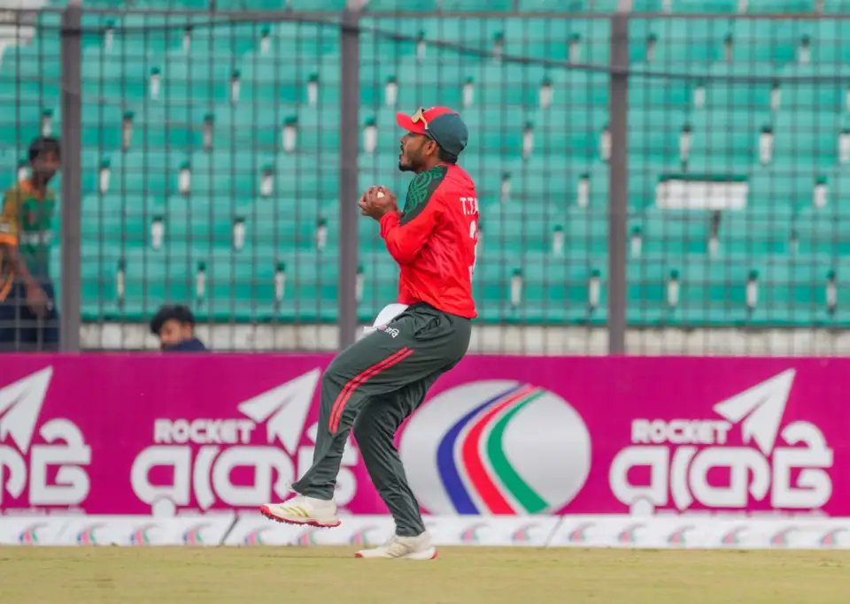 TheStatsKid1523's tweet photo. Most catches by a fielder in a Men's T20I match:

5 - Wedage Malinda 🇲🇻 vs QAT 🇶🇦, 2023
5 - Sedik Sahak 🇸🇪 vs IOM 🇮🇲, 2025
5 - Tanzid Hasan 🇧🇩 vs IRE 🍀, 2025*

Tanzid Hasan makes history and sends himself into the record books!
#BANvIRE https://t.co/JoMXuPMhWX
