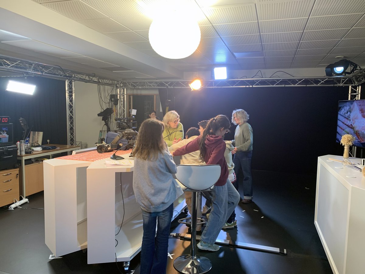 Aujourd'hui, la chaîne municipale @7alimoges accueillait une classe de l'école du Roussillon afin de faire découvrir aux élèves les métiers du numérique.Les jeunes se sont improvisés journalistes, présentateurs et monteurs d'un jour ! #limoges