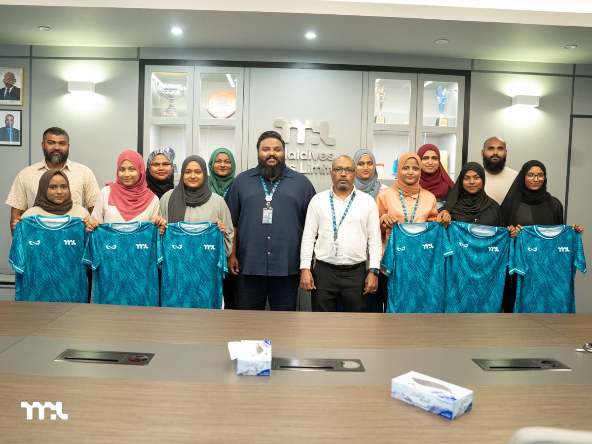 Portclubmv's tweet image. A jersey handover ceremony was held for our men’s and women’s teams ahead of the upcoming Inter-Office Netball tournament, with Deputy Chief Executive Officer, Mohamed Mueen, presenting the jerseys to the players and officials.

#MPL #PortClub #TeamMPL #PortRecreationClub