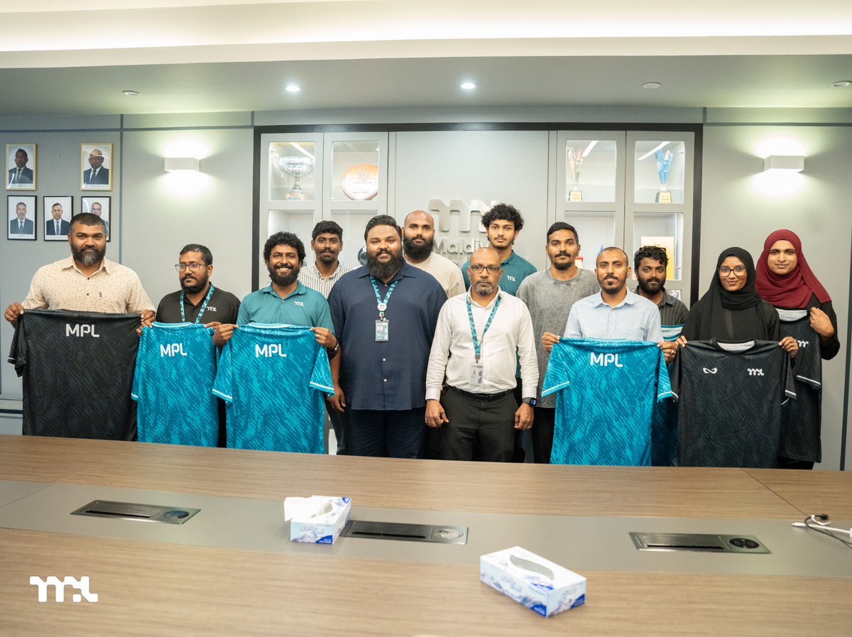Portclubmv's tweet image. A jersey handover ceremony was held for our men’s and women’s teams ahead of the upcoming Inter-Office Netball tournament, with Deputy Chief Executive Officer, Mohamed Mueen, presenting the jerseys to the players and officials.

#MPL #PortClub #TeamMPL #PortRecreationClub