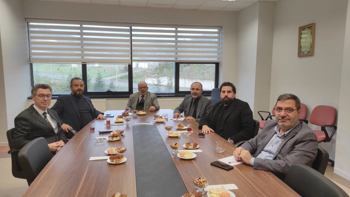memduh_aslan's tweet photo. Şirketlerin sermaye ihtiyacı varken yatırımcıların da güvenli yatırım araçlarına ihtiyacı var. 

Yeni güvenilir faizsiz yatırım araçları ortaya çıkarmak üzere üniversitemizin entelektüel sermayesini kullanarak @kocaeli_hukuk  Hukuk Fakültesi, İlahiyat Fakültesi, İşletme Fakültesi ve Siyasal Bilgiler Fakültesinin disiplinler arası çalışma yapma kararı doğrultusunda ilk toplantımızı tamamladık.

Ev sahipliği için İlahiyat Fakültesi Dekan hocamız Prof. Dr. Abdullah Kahraman hocamıza teşekkür ederiz.