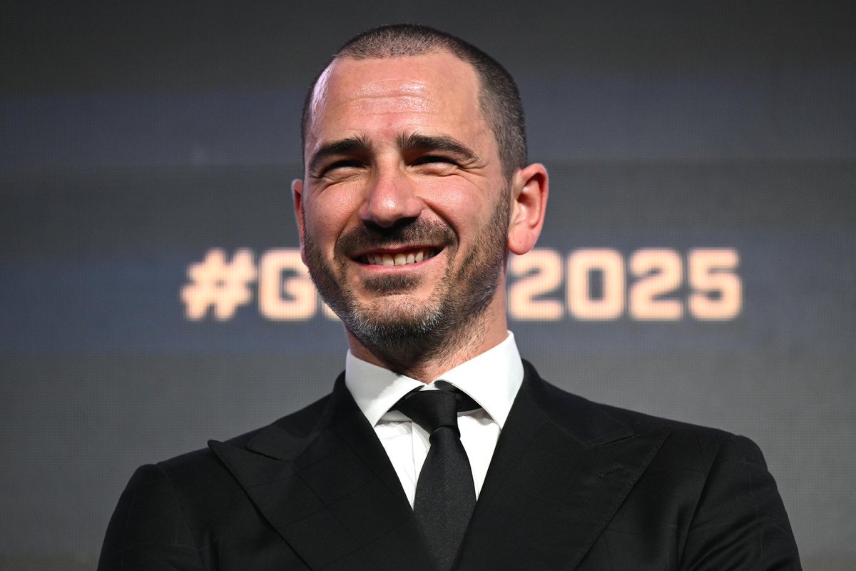 bonucci_leo19's tweet photo. Ieri sera al @GranGalaAIC ho ricevuto il premio LEGEND alla carriera. Orgoglioso di questo riconoscimento https://t.co/bHv2i26uic