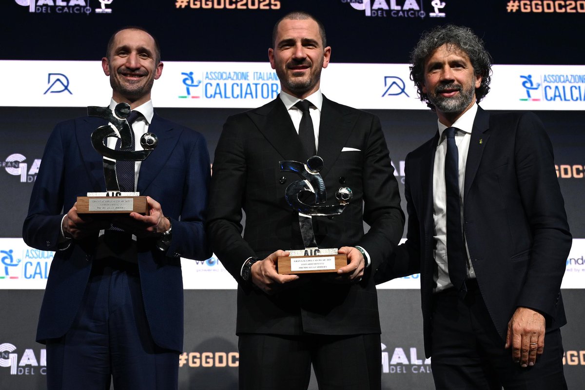 bonucci_leo19's tweet photo. Ieri sera al @GranGalaAIC ho ricevuto il premio LEGEND alla carriera. Orgoglioso di questo riconoscimento https://t.co/bHv2i26uic