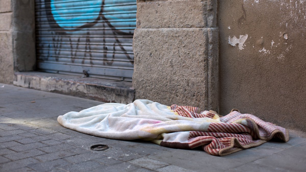 Una persona acaba vivint al carrer perquè la seva situació s’ha anat deteriorant amb el temps. Té a veure amb moltes causes: l'atur, el preu de l'habitatge, un divorci o trencament familiar, la mort d'una persona estimada, la xarxa social i familiar o la salut, entre d'altres.