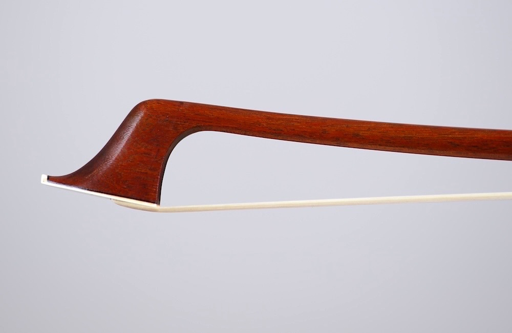 We are pleased to offer this fine #cello #bow made in 1910 by #bowmaker Victor Fetique for examination, trial and purchase. A superb playing bow for the professional cellist, it is equally a beautiful acquisition for the discerning collector.

Learn more: benningviolins.com/fine-cello-bow…