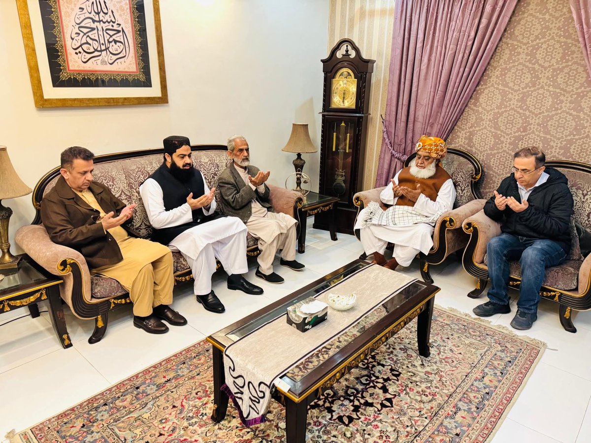 الحمدللہ ایک بار پھر ہمارے دیے گئے ووٹ کا حق پارلیمینٹ میں ادا کر دیا گیا
اس سے بڑی خوش نصیبی اور کیا ہوسکتی ہے کہ ہمارے ووٹ سے منتخب نمائدے ناموسِ رسالت کا مقدمہ لڑکر جیت جائے❤️‍🩹
شکریہ مولانا فضل الرحمن صاحب 
شکریہ جمعیت علمائے اسلام۔
#محافظ_ختم_نبوت_مولانا